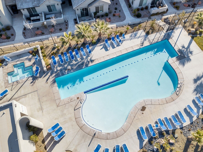 Pool 5, Desert Edge 3 Bedroom Townhouse by RedAwning, Washington