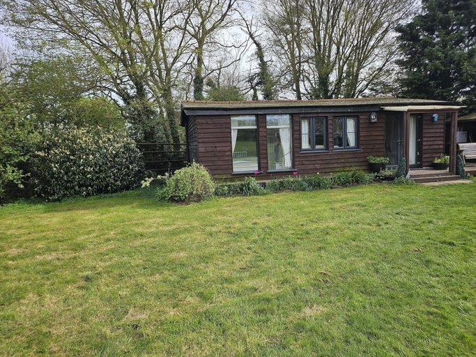 Others 5, Dunmow 1-bed Cabin, Sleeps 4, 10 Mins to Stansted, Essex
