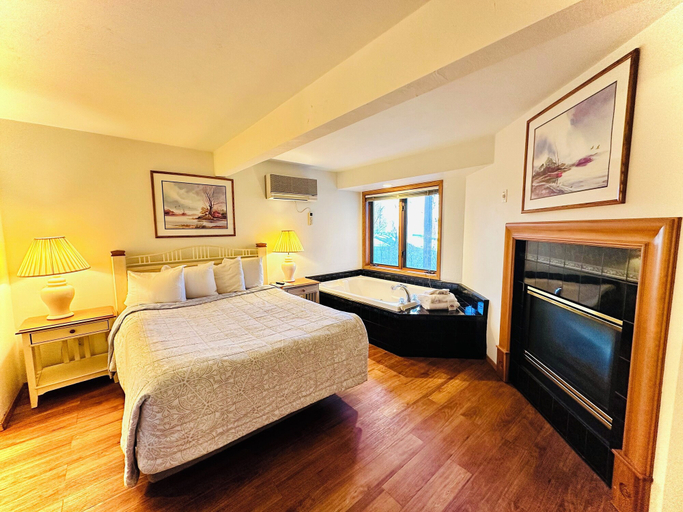 Bedroom 3, Lodge at Leathem Smith, Door