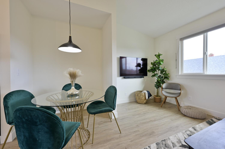 Others 4, Modern Upstairs Loft - Newly Renovated!, Marion
