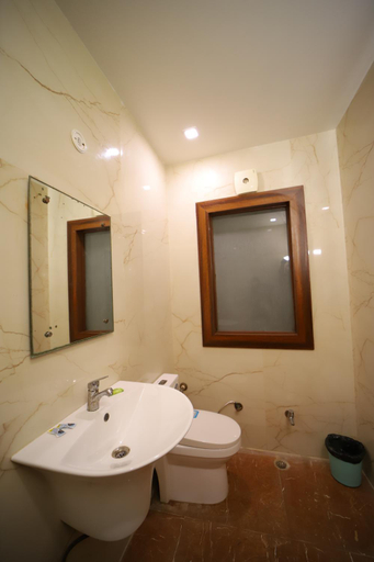 Bathroom 2, Hotel Royal Phoenix, Agra