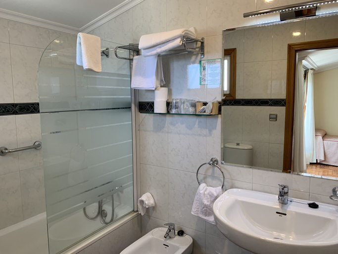 Bathroom 4, Hotel Miramar, Pontevedra