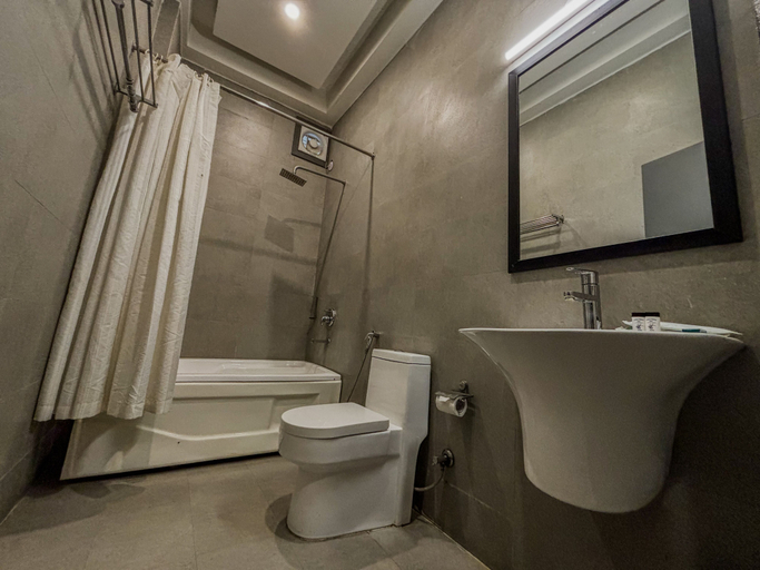 Bathroom 3, Hotel Bizzotel, Gurgaon