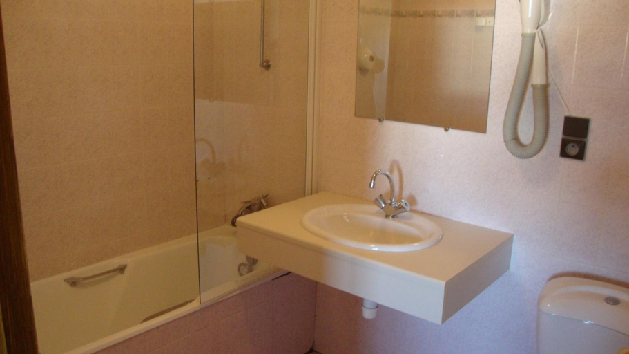 Bathroom 5, Pikassaria, Pyrénées-Atlantiques