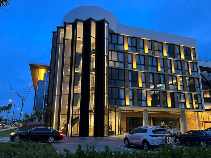 Exterior & Views