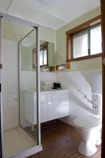 Bathroom 3, Heemskirk Motor Hotel, West Coast