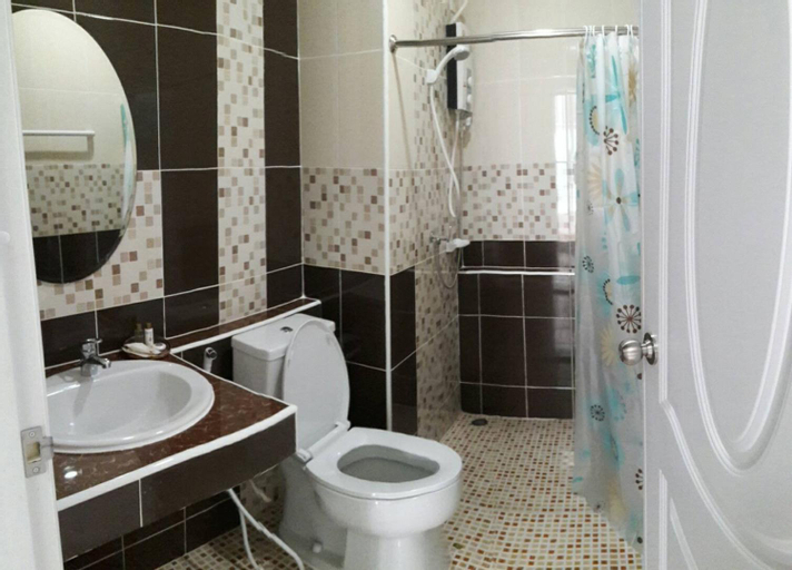 Bathroom 14