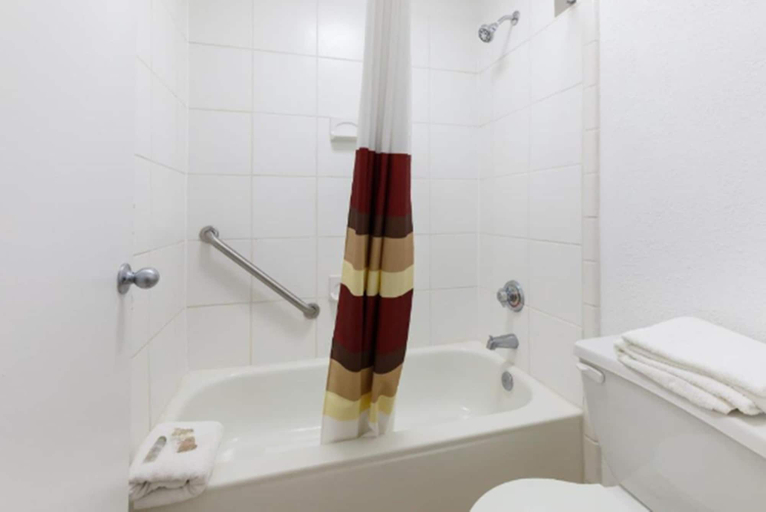Bathroom 5, Horizon Inn & Suites, Anderson