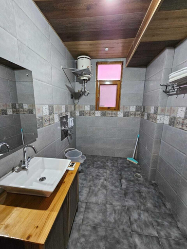 Bathroom 2, The Black Morel Hotel & Restaurant, Kullu