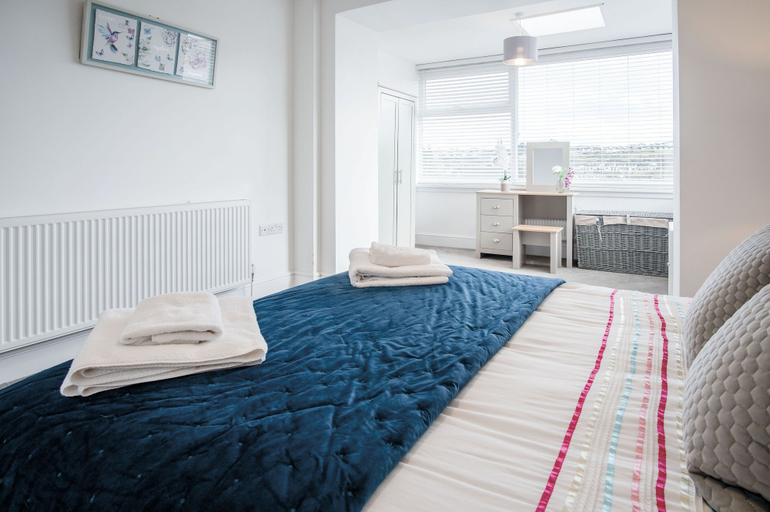 Bedroom 3, Pencw Garden View - 3 Bed Apartment - Saundersfoot, Pembrokeshire