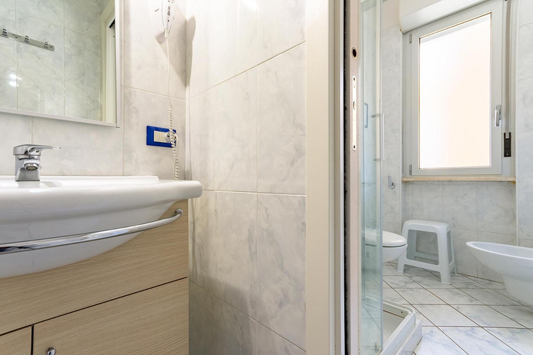 Bathroom 2, Residence Greco, Imperia
