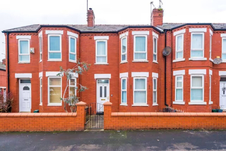 Exterior & Views, Spacious 4-Bed House Manchester, Salford