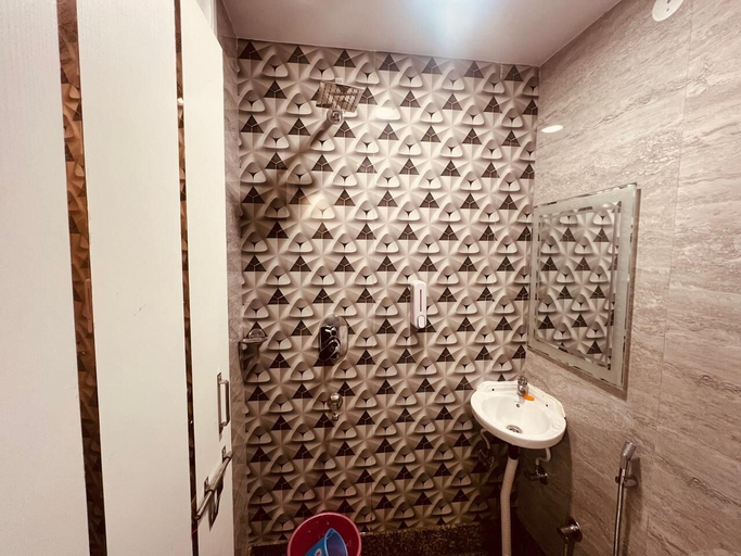 Bathroom 3, Hotel Metro View Adarsh Nagar Metro, Delhi