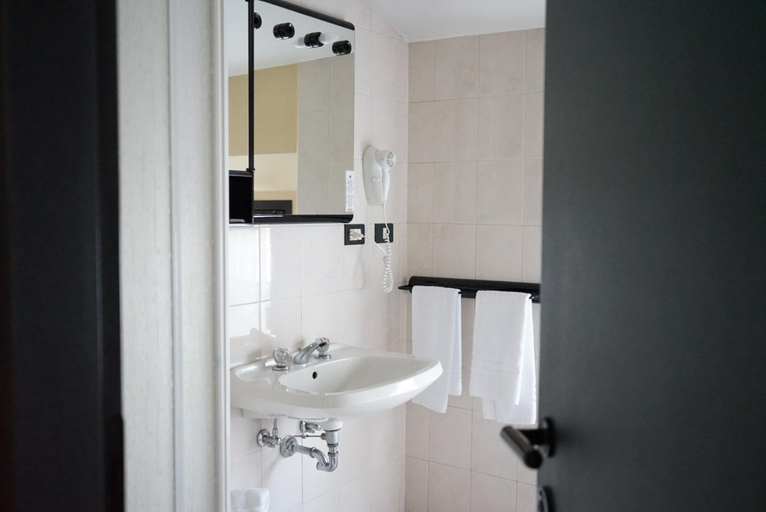 Bathroom 3, Hotel Italia, Bologna
