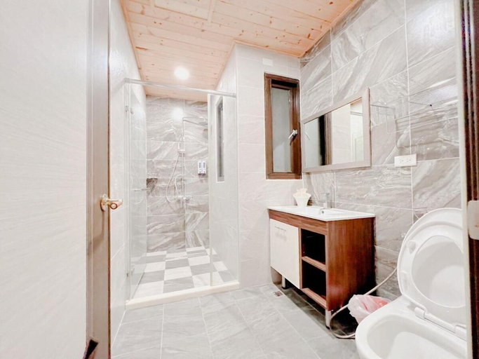 Bathroom 5, Kuan Pin Ju station elevator Hostel, Hualien