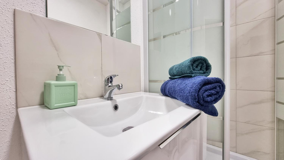 Shower 5, La Residence Evasion 2 - Original - Gare - Wifi - Relax BNB, Haut-Rhin