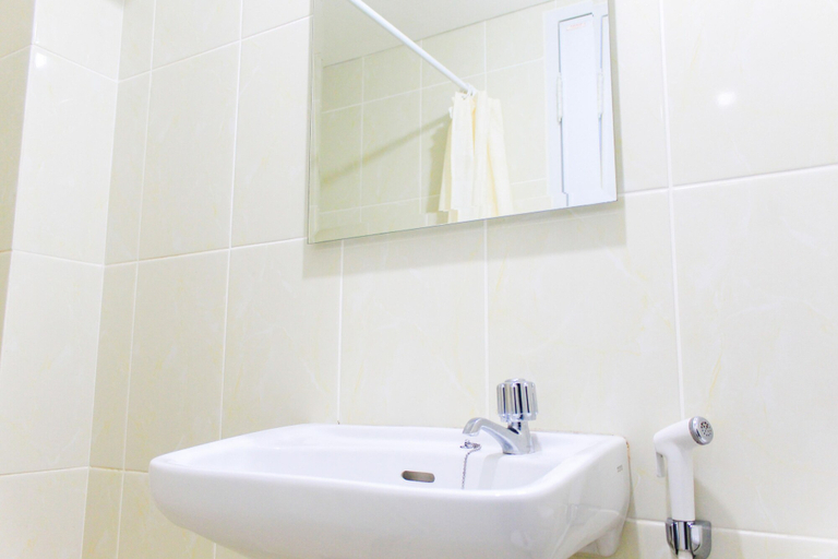 Bathroom 5, Comfortable And Classic Studio Apartment At M-Town Residence, Tangerang
