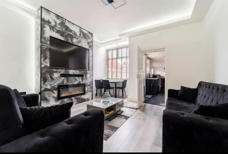 Others 4, House With Modern Interior, Conveniently Located, Oldham