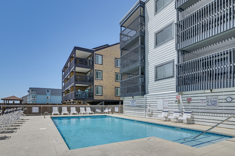 Sport & Beauty 5, Coastal Condo on Beach w/ Community Pool Access!, Georgetown