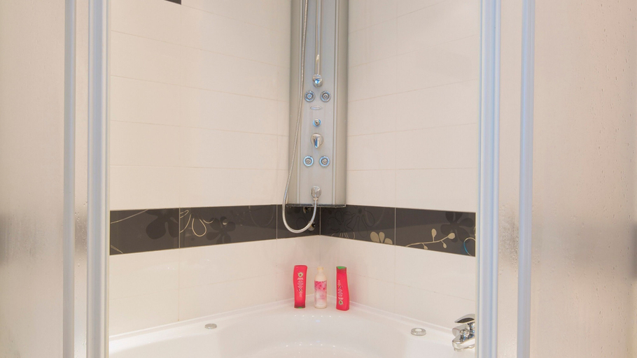 Bathroom 5, Apartments Raymond