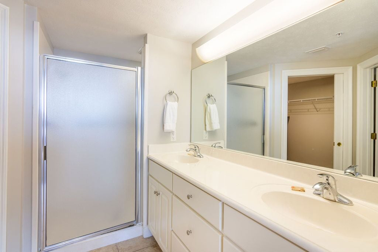Bathroom 4, Treasure Island 1109, Bay
