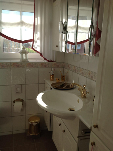 Bathroom 2, Landhaus-Altebrucke, Friesland