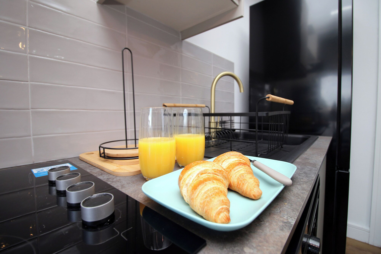 Food & Drinks, North Road New Luxe Flats with Parking, Cardiff