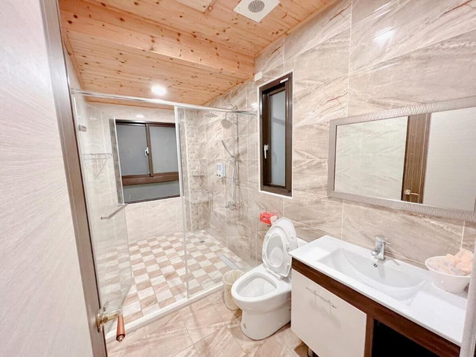 Bathroom 5, Kuan Pin Ju station elevator Hostel, Hualien