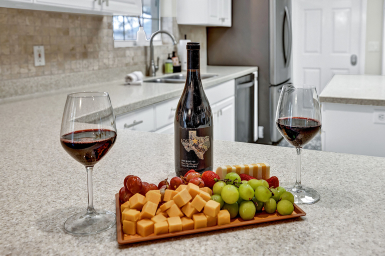 Food & Drinks, Amazing Haus With Fire Pit! - 2 Mins to Main St!, Gillespie