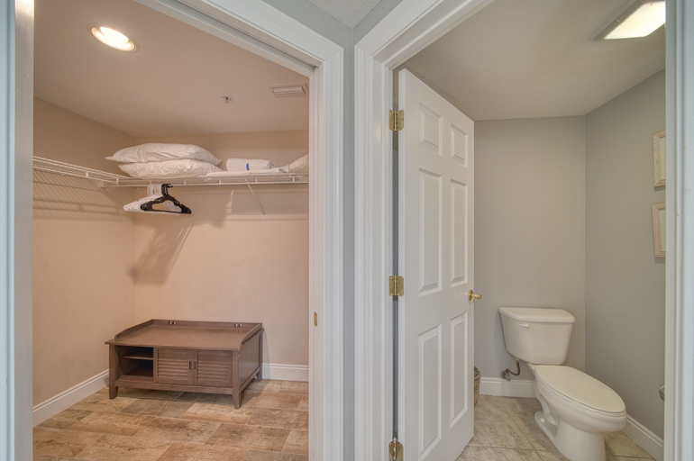 Bathroom 4, Treasure Island 1610, Bay