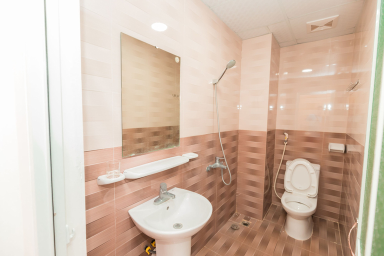 Bathroom 3, Golden Land, Cát Hải