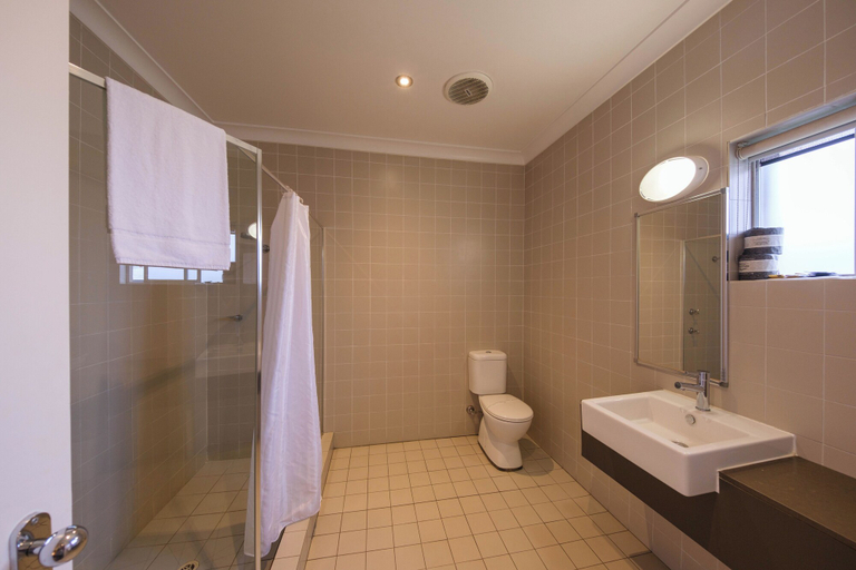 Bathroom 5, The Imperial Motel, Wingecarribee