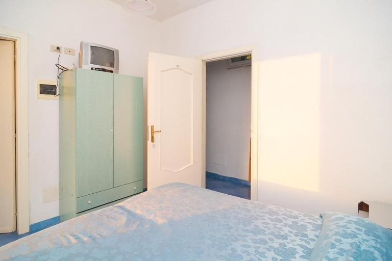 Bedroom 3, Giardini di iside e osiride, Napoli