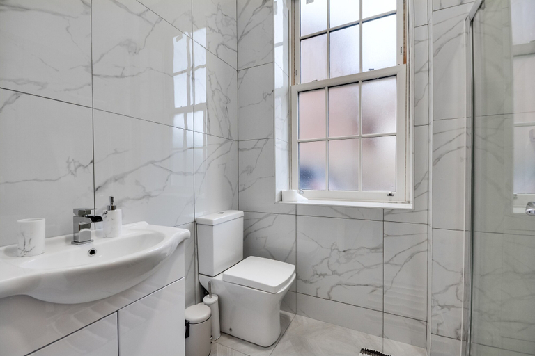 Bathroom, Lovely 1-bed Apartment in Wigan, Wigan