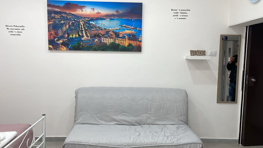 Bedroom 3, Una Notte a Napoli, Napoli