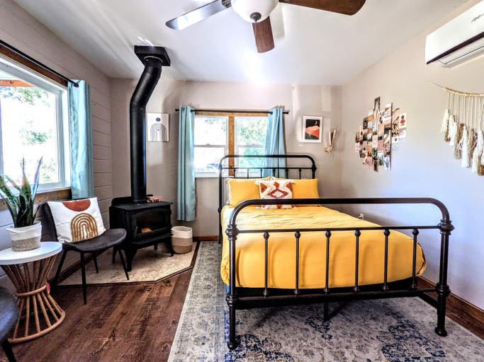 Others 4, The Bluebird's Nest - Cabin with Fireplace, San Diego