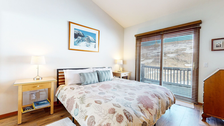Room 2, Snowcreek V #784 2 Bedroom Condo by RedAwning, Mono