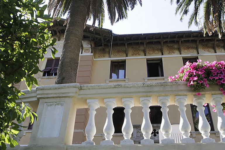Exterior 5