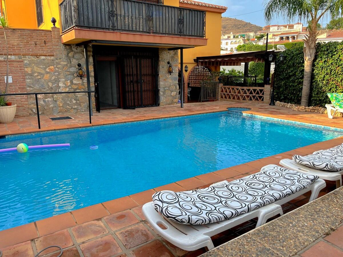 Others 4, Casa con piscina junto a playa, Granada