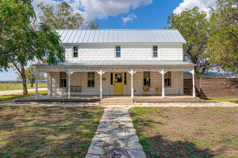 Exterior & Views, Behrends Family Homestead, Gillespie