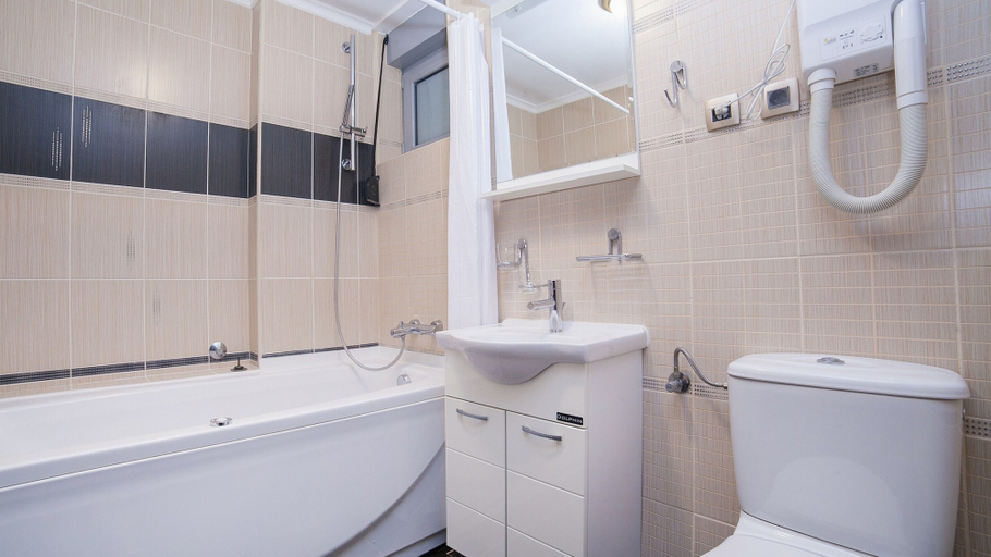 Bathroom 4, Apartments Raymond