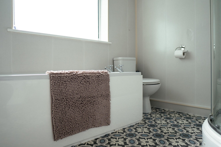 Bathroom 5, Inviting 4-bed House in Kettering, Northamptonshire