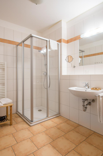 Bathroom 2, Waldbothgut, Linz