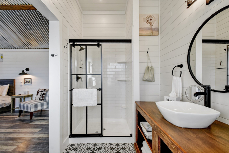 Bathroom 4, The Windmill-breathtaking Hill Country Views!, Gillespie