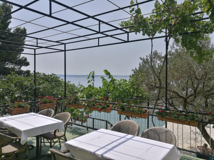 Food & Drinks, Rooms Ante, Starigrad