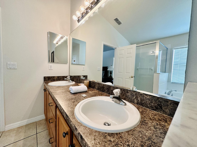 Others 4, Spacious, open layout and pool relaxation!, Lake
