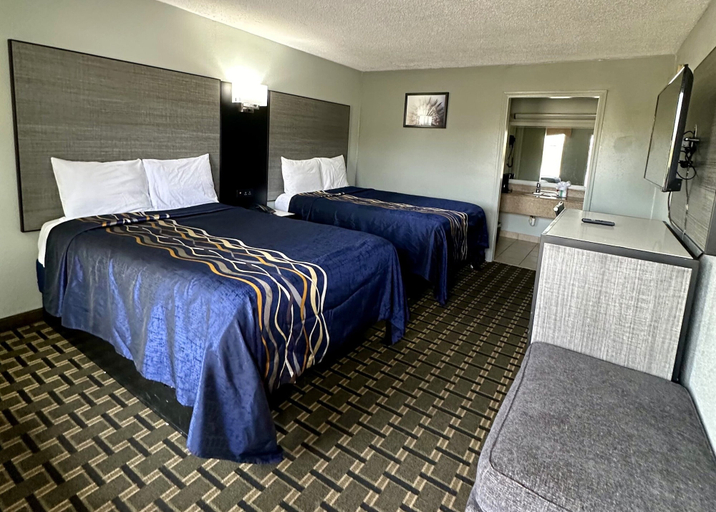 Bedroom 1, Red Carpet Inn, Adams
