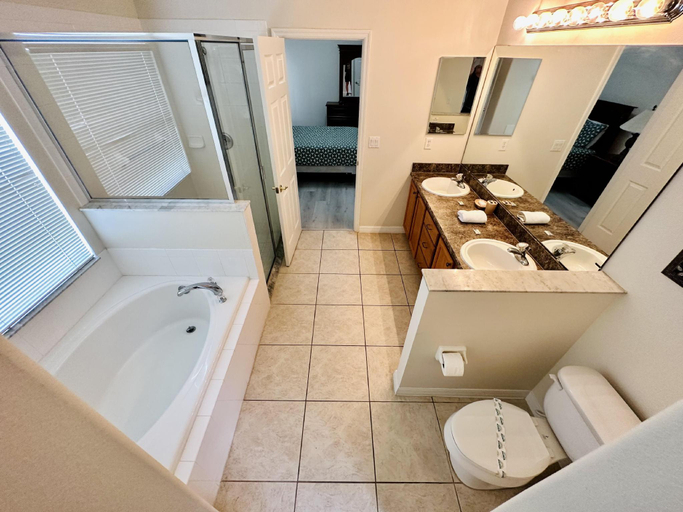 Others 3, Spacious, open layout and pool relaxation!, Lake