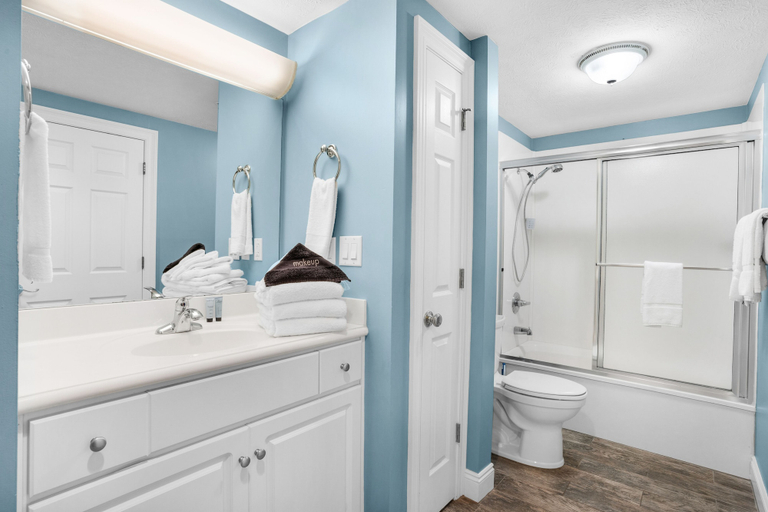 Bathroom 4, Treasure Island 1905, Bay