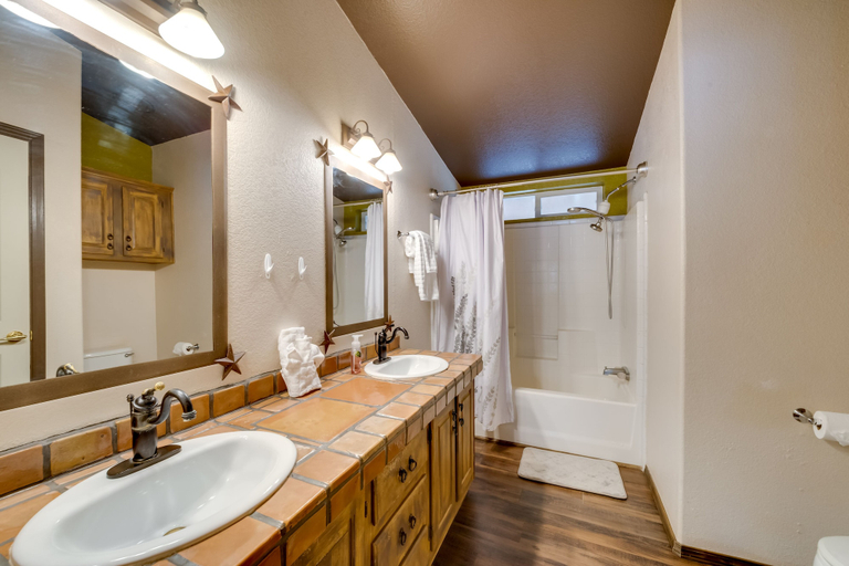 Bathroom 3, Lovely Ruidoso Cabin w/ Deck - 14 Mi to Ski Apache, Lincoln